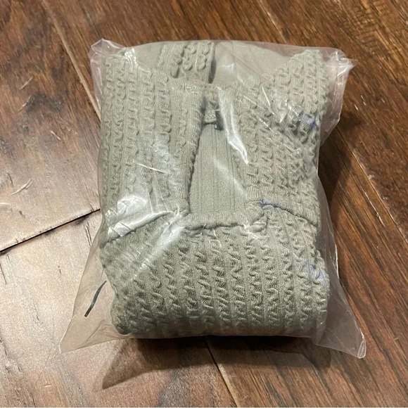 Forever 21 Ribbed Sage Green V-Neck Bodysuit - Picture 8 of 8